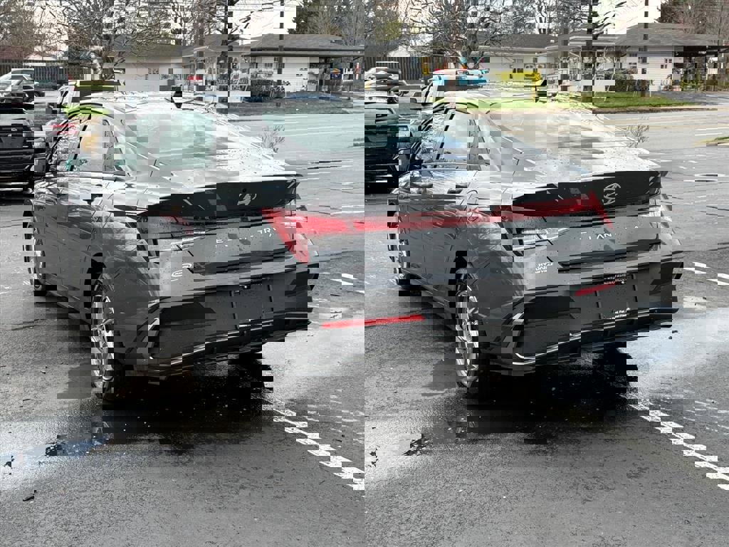 Certified 2025 Hyundai Elantra SE image 4