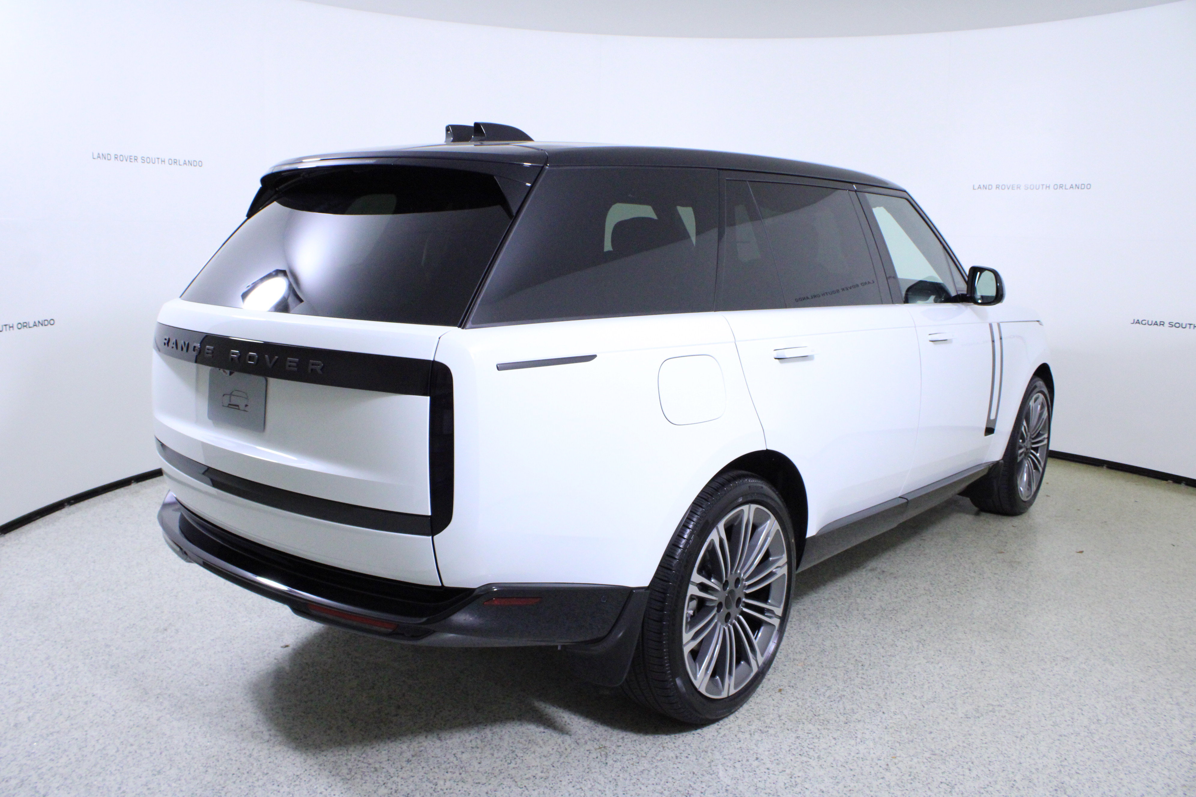 New 2026 Land Rover Range Rover Long Wheelbase SE image 7