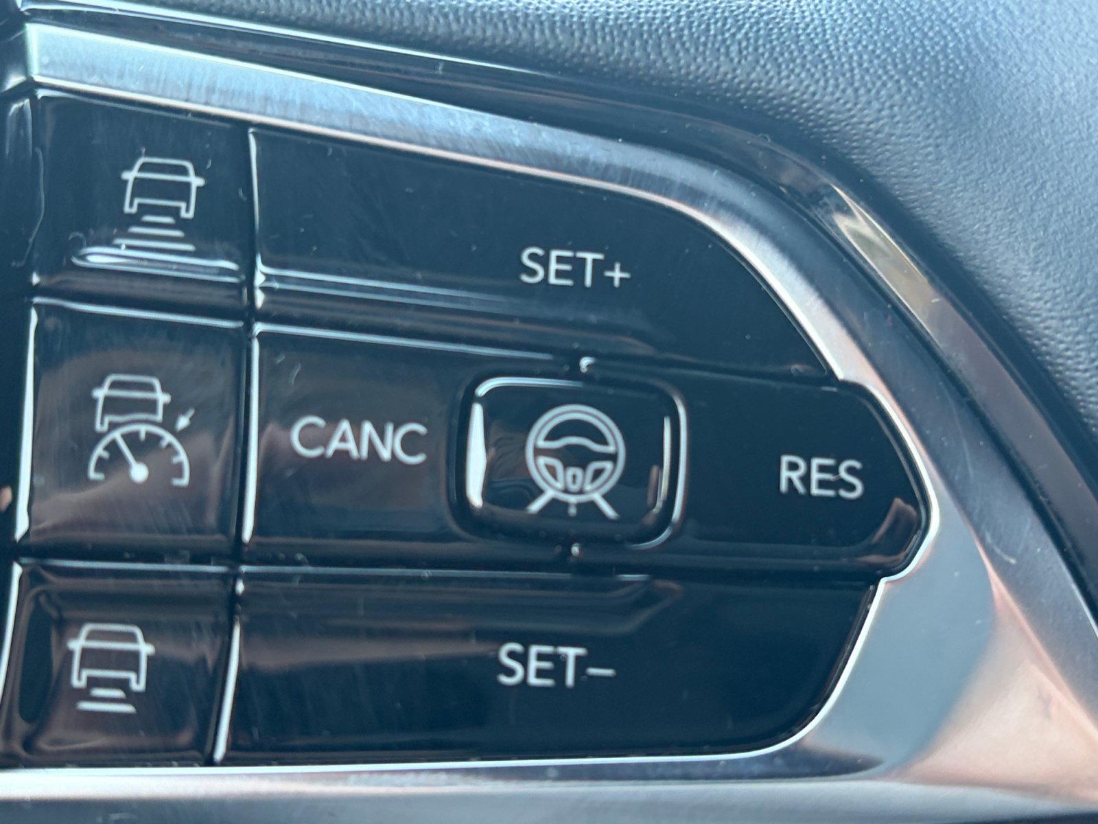 Used 2023 Jeep Grand Cherokee Overland w/ Advanced Protech Group III AWD/4WD image 19