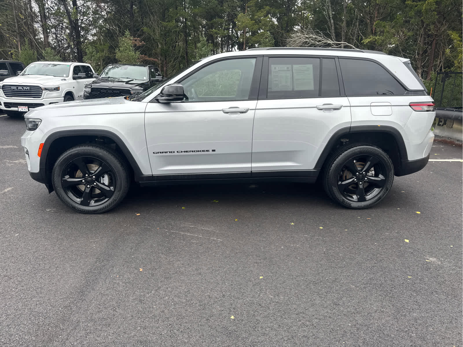 Certified 2023 Jeep Grand Cherokee Altitude image 6