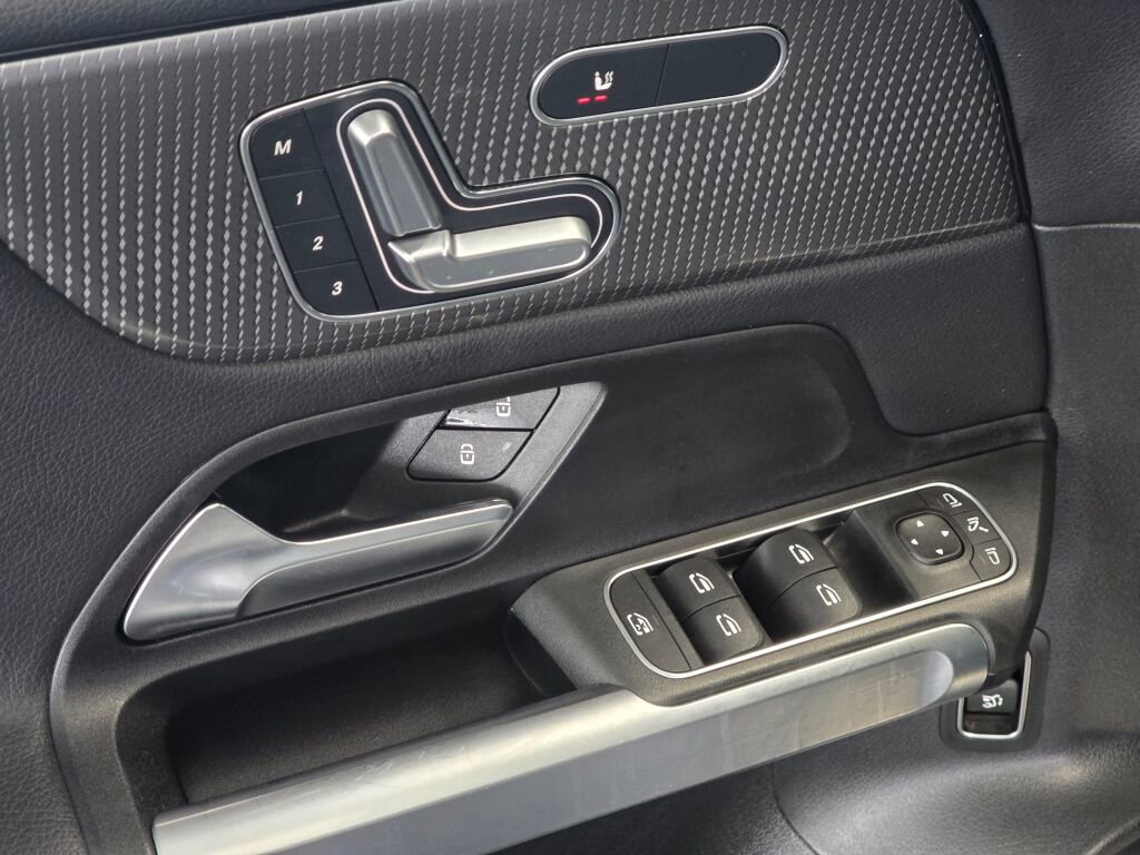 Used 2023 Mercedes-Benz GLB 250 4MATIC image 21