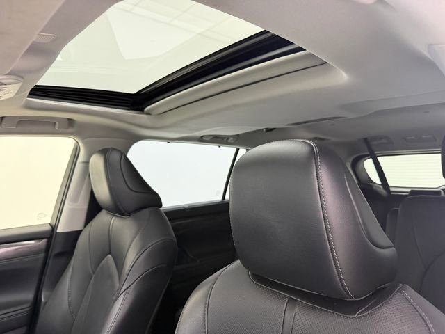 Used 2021 Toyota Highlander Limited FWD image 25