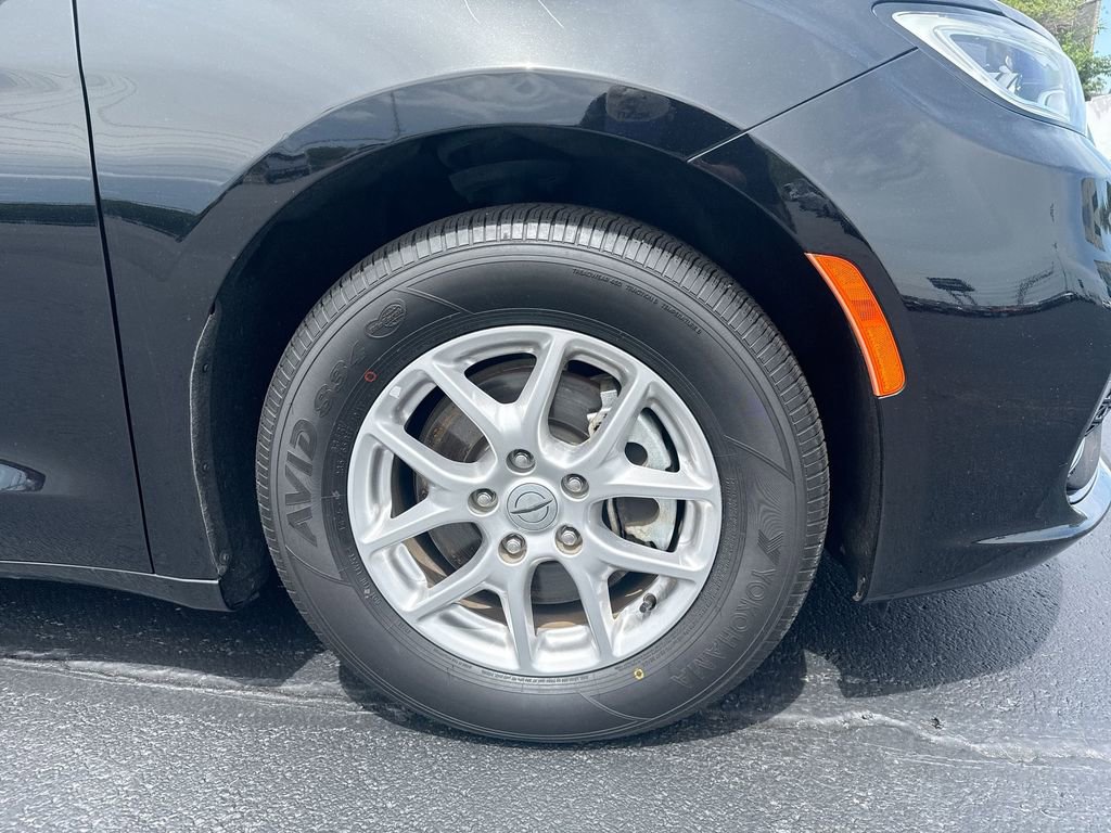 Used 2024 Chrysler Pacifica Touring-L FWD image 10
