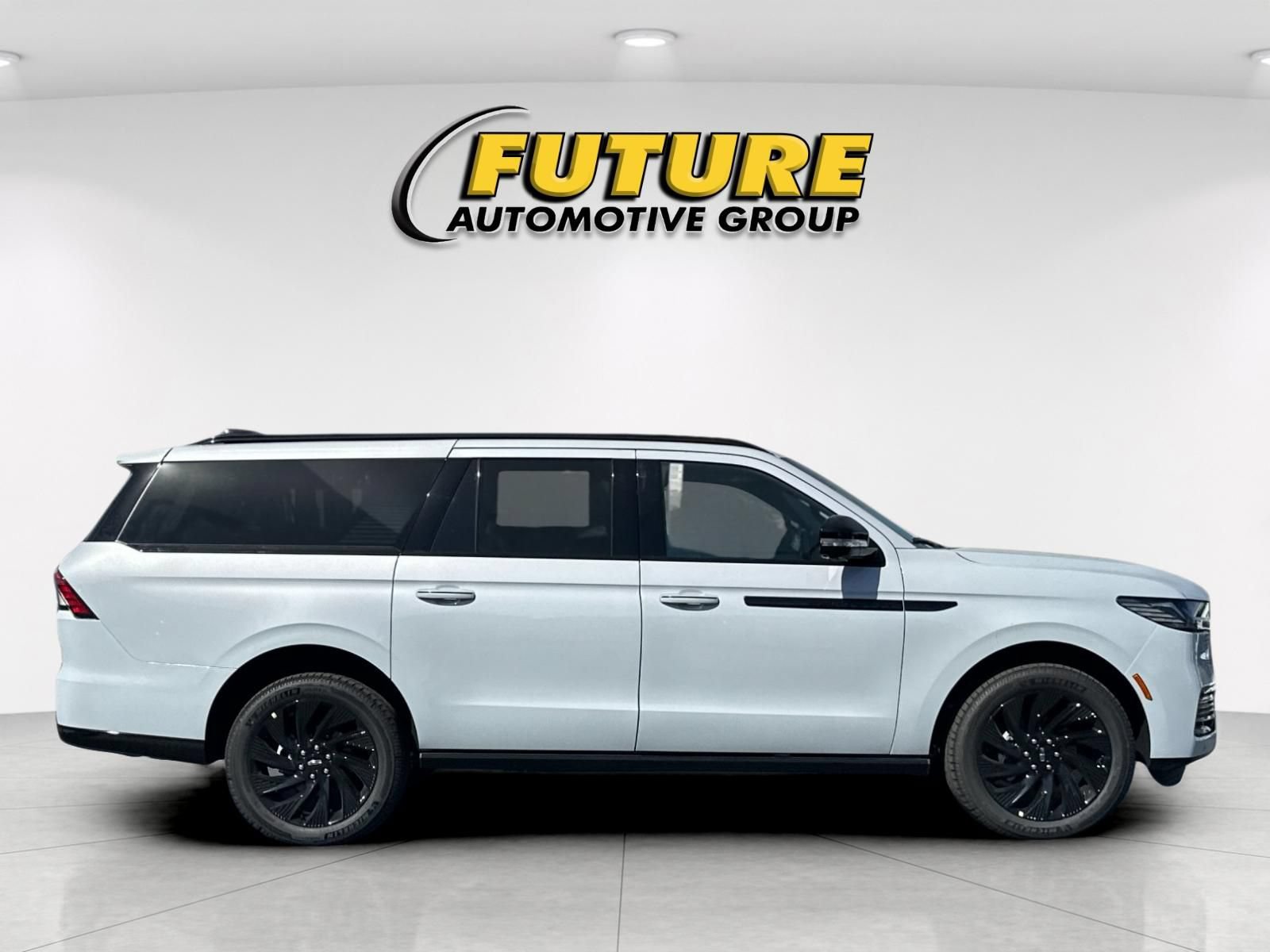 New 2026 Lincoln Navigator L Reserve w/ Jet Appearance Package AWD/4WD image 2