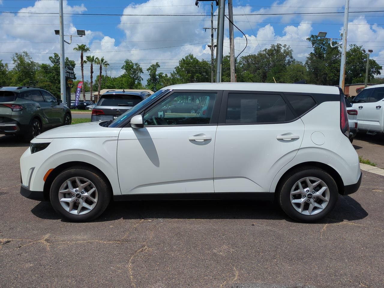 Certified 2025 Kia Soul LX w/ LX Technology Package FWD image 8