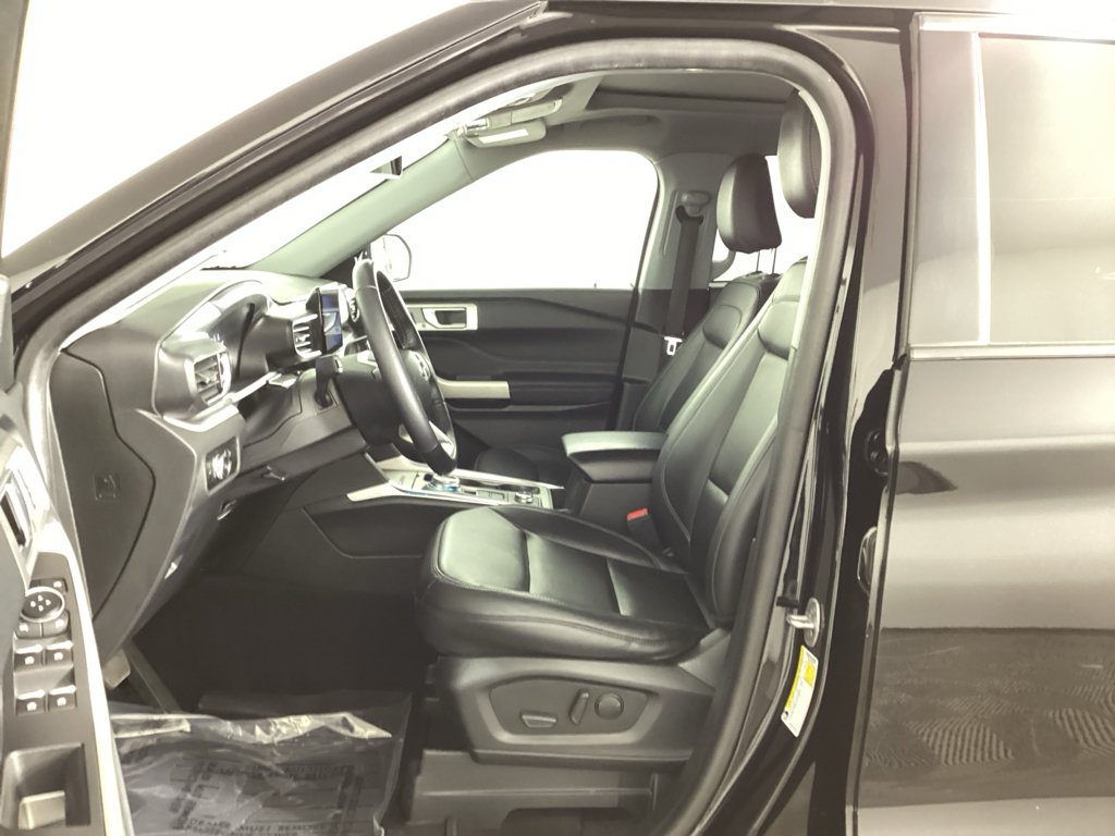 Used 2023 Ford Explorer XLT w/ Equipment Group 202A AWD/4WD image 18