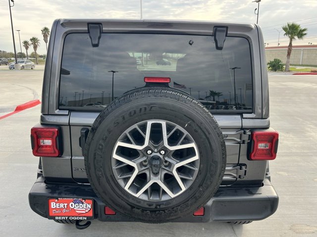 Used 2025 Jeep Wrangler Sahara image 5