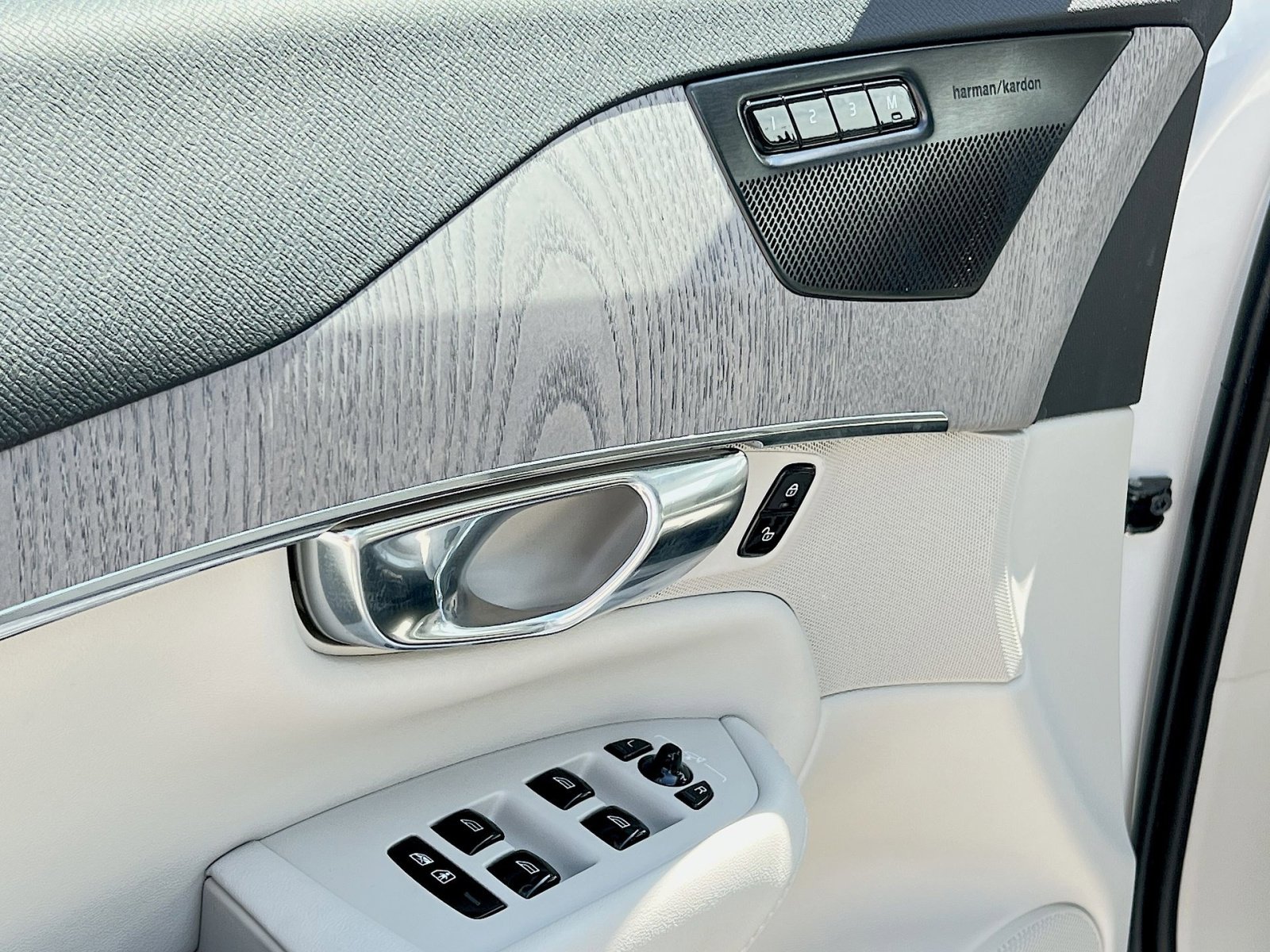 Certified 2025 Volvo XC90 T8 Plus w/ Protection Package Premier image 15