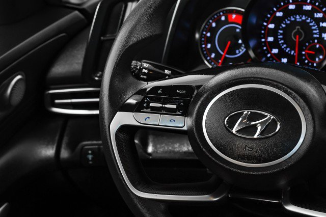 Used 2021 Hyundai Elantra SE w/ Cargo Package image 14