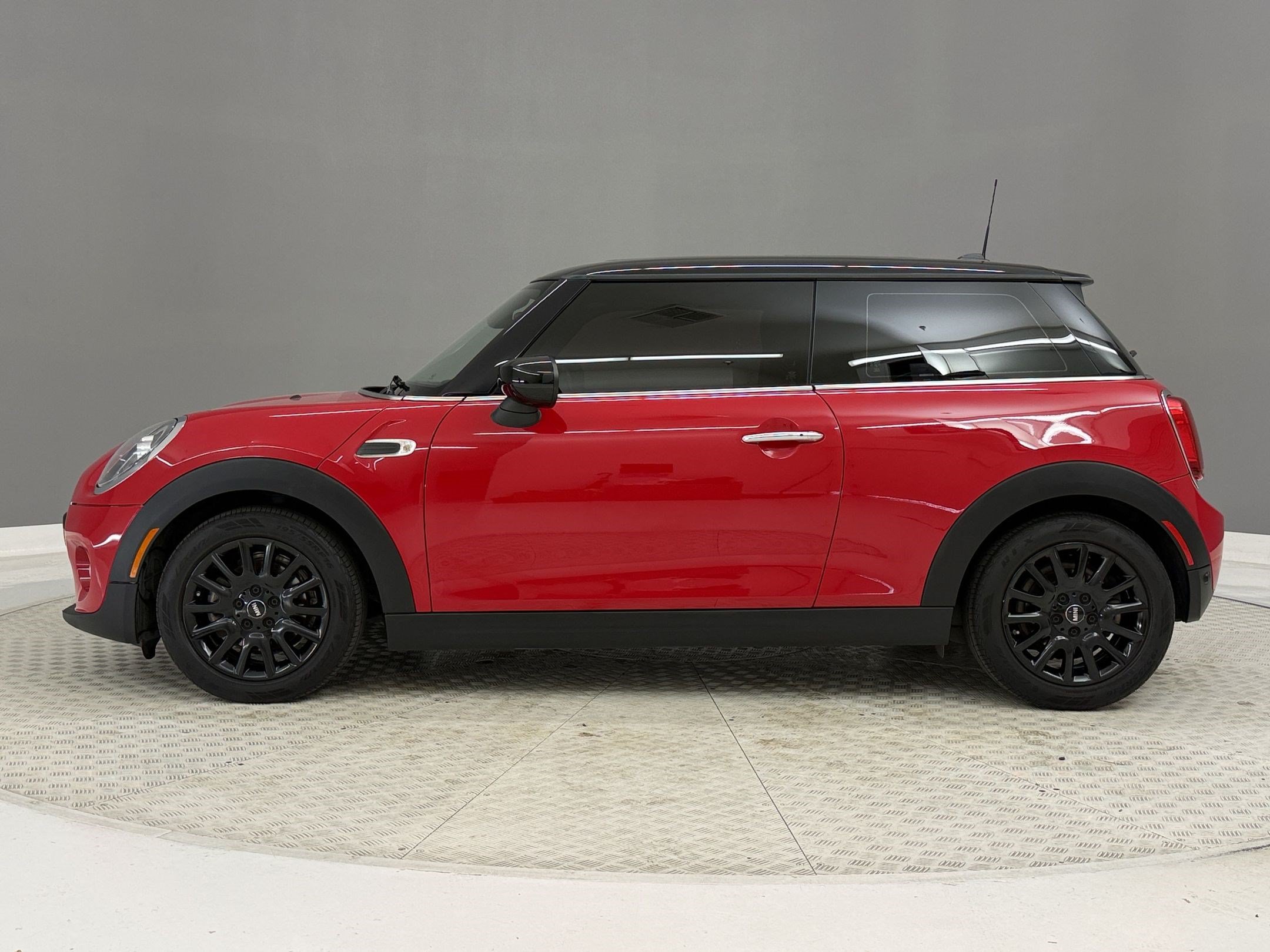 Used 2021 MINI Cooper 2-Door Hardtop FWD image 2