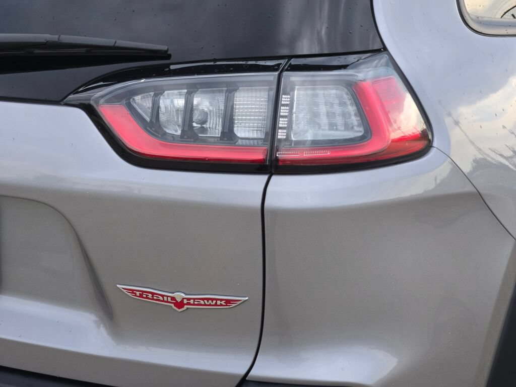 Used 2019 Jeep Cherokee Trailhawk AWD/4WD image 13