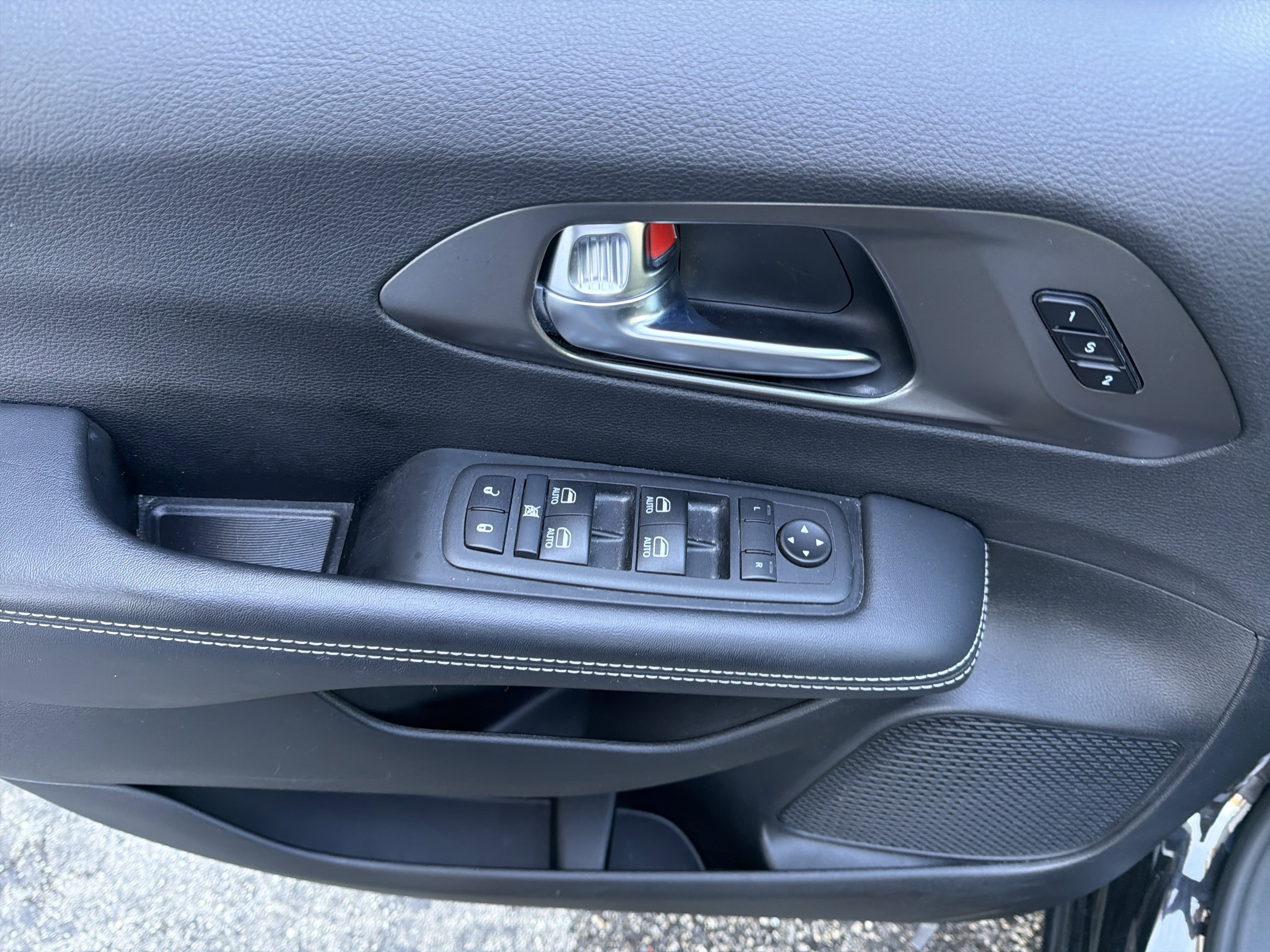 Used 2025 Chrysler Pacifica Select FWD image 26