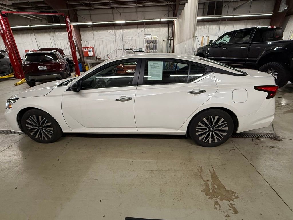 Used 2024 Nissan Altima 2.5 SV image 2