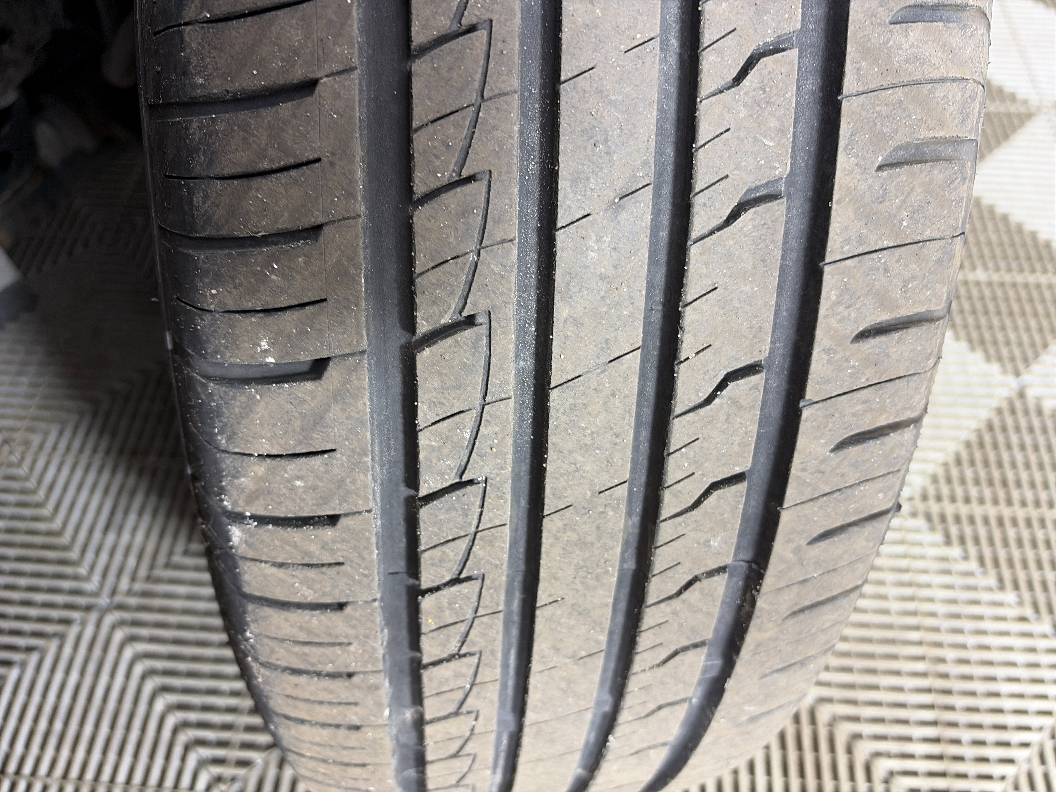 Used 2023 GMC Terrain SLT image 2