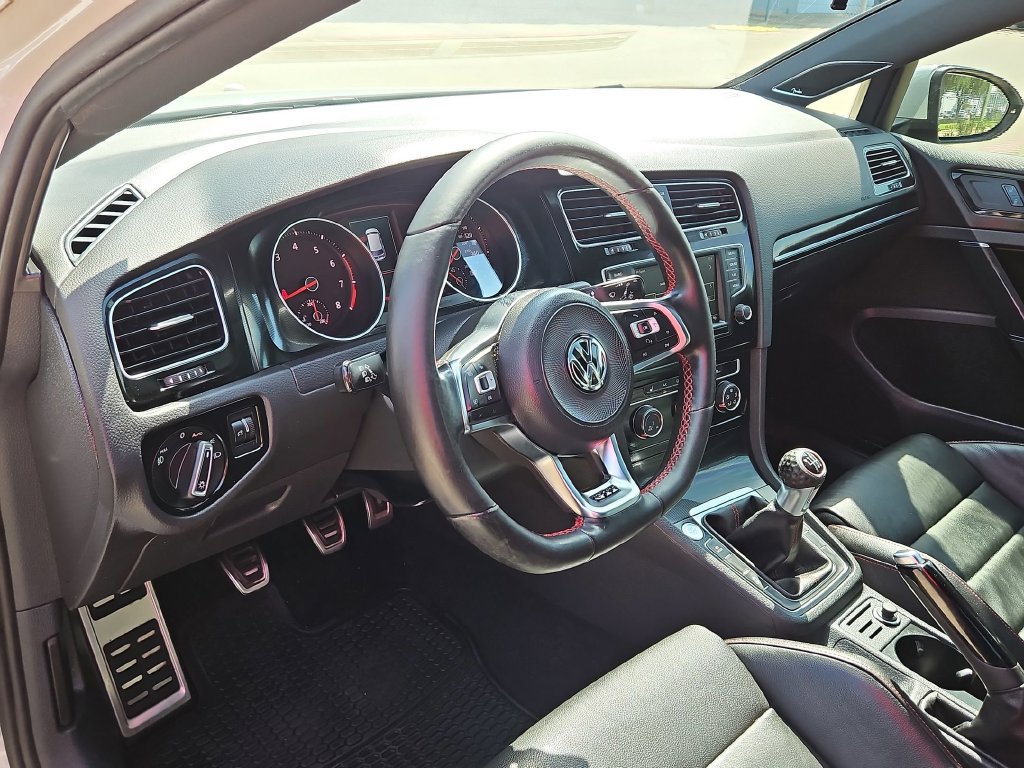 Used 2017 Volkswagen GTI SE FWD image 13