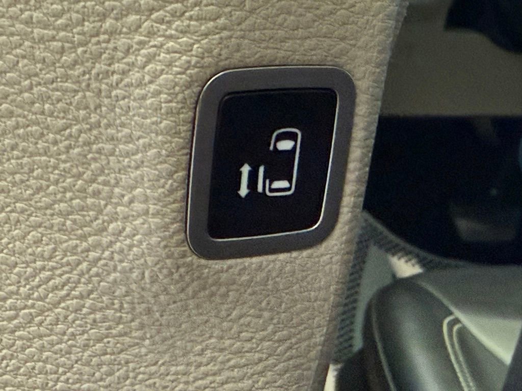 Used 2024 Chrysler Pacifica Touring-L image 19