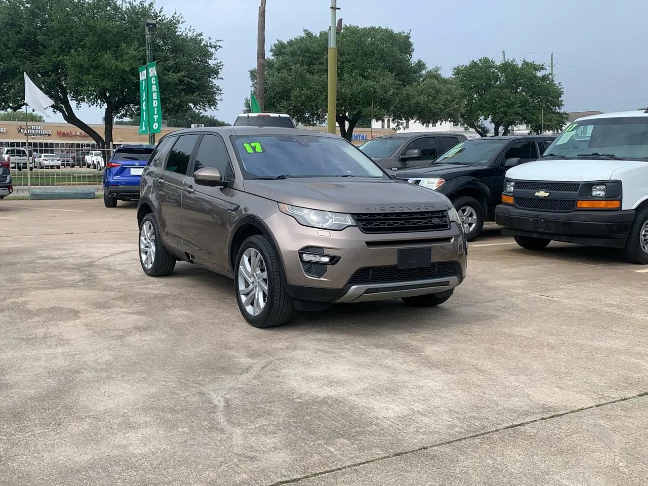 Used 2017 Land Rover Discovery Sport HSE AWD/4WD image 3