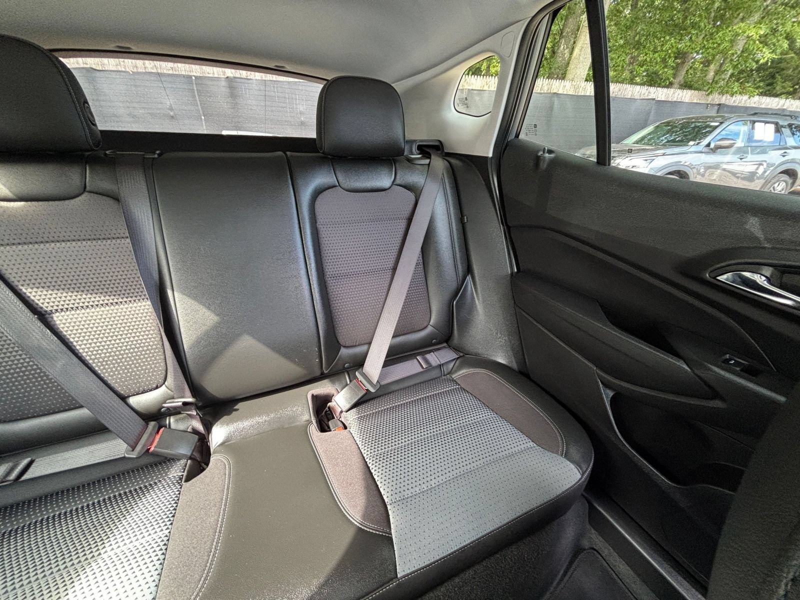 Used 2025 Chevrolet Trax LT w/ LT Convenience Package FWD image 37
