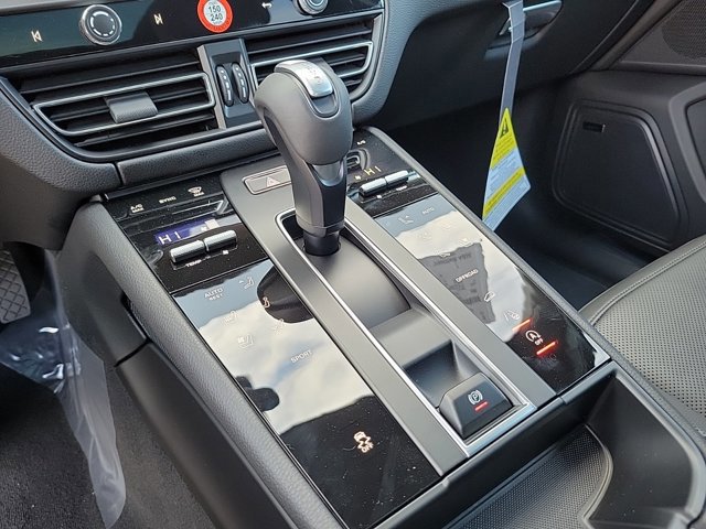 Used 2025 Porsche Macan image 36