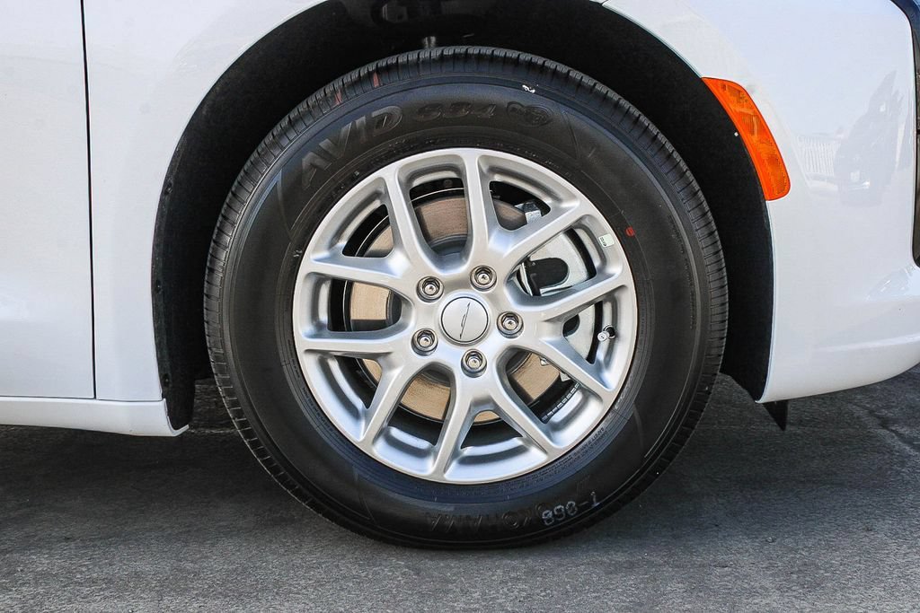 New 2027 Chrysler Pacifica Select FWD image 11