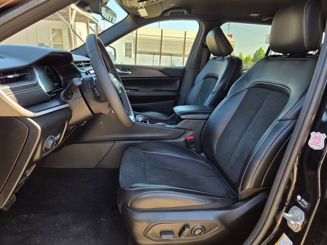Used 2025 Jeep Grand Cherokee Altitude AWD/4WD image 23