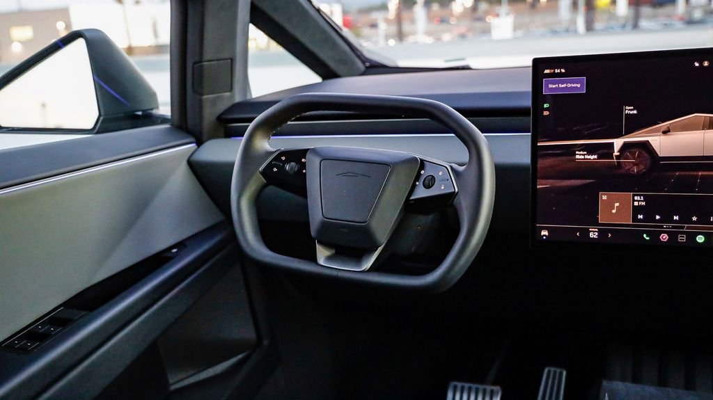 Used 2024 Tesla Cybertruck AWD Crew Cab image 18