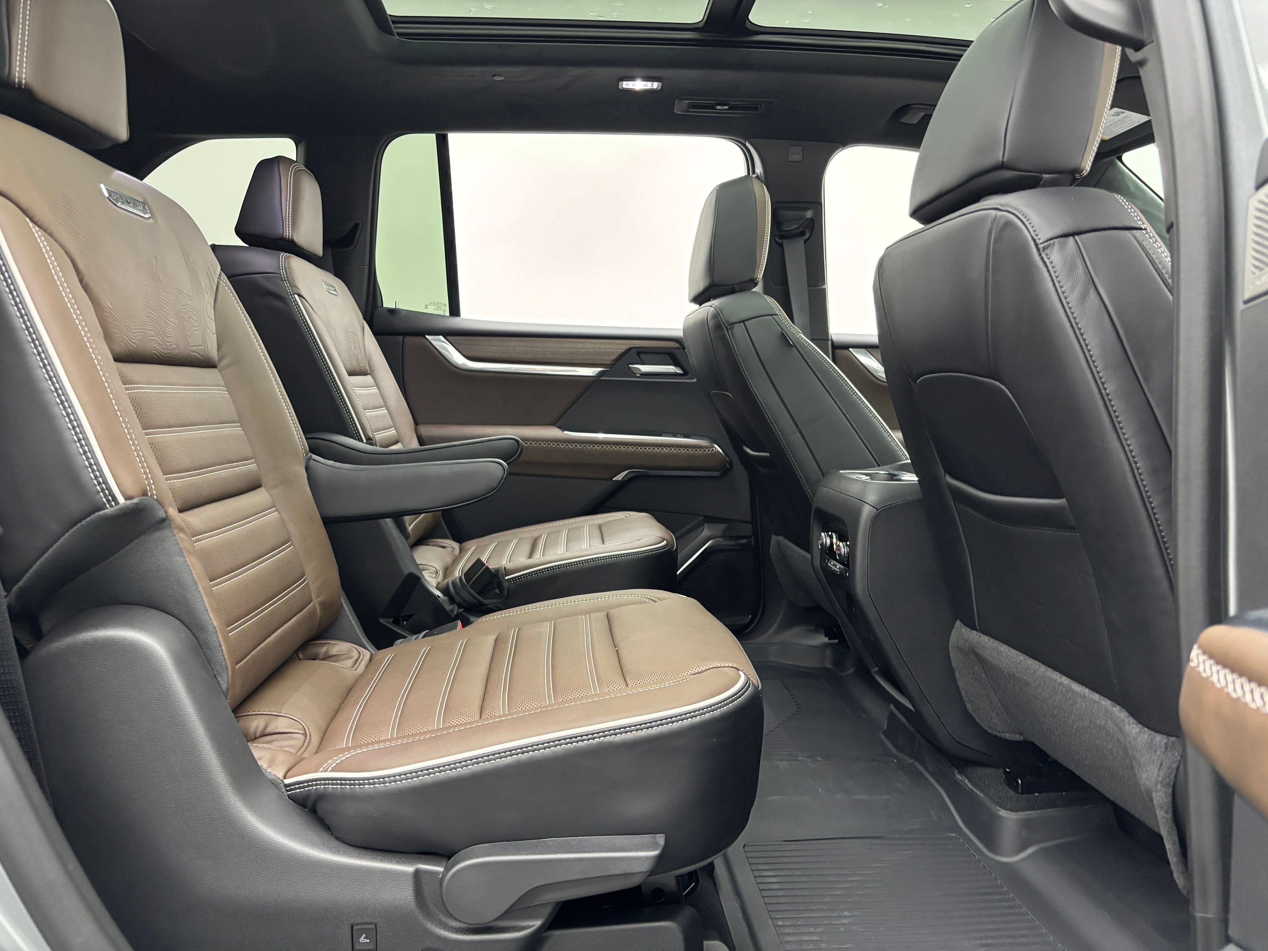 New 2027 GMC Acadia Denali Ultimate w/ LPO, Floor Liner Package AWD/4WD image 43