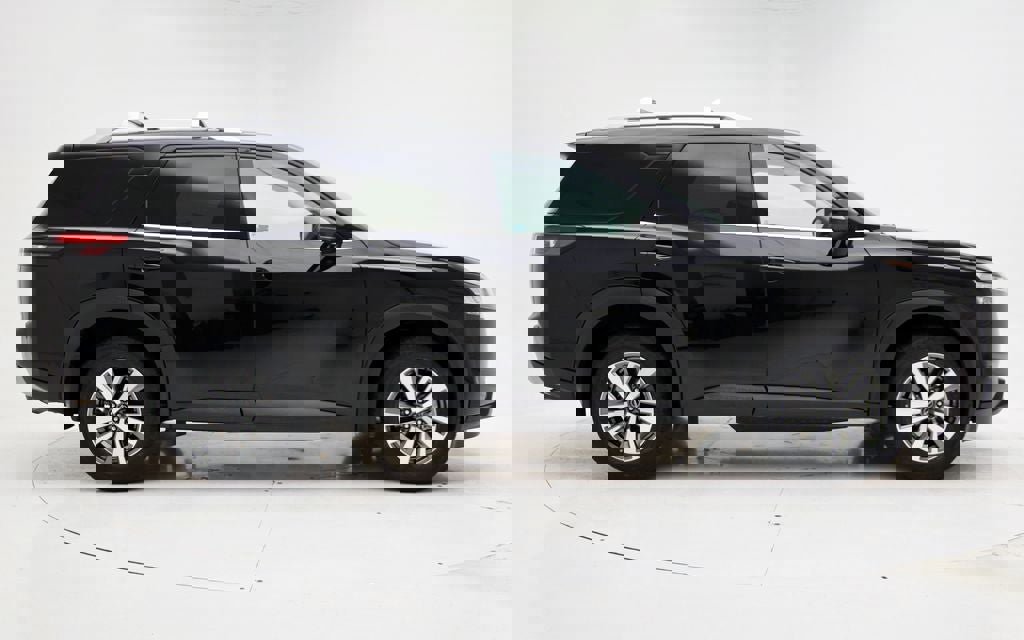 Used 2024 Nissan Pathfinder SL w/ Black Appearance Package image 3