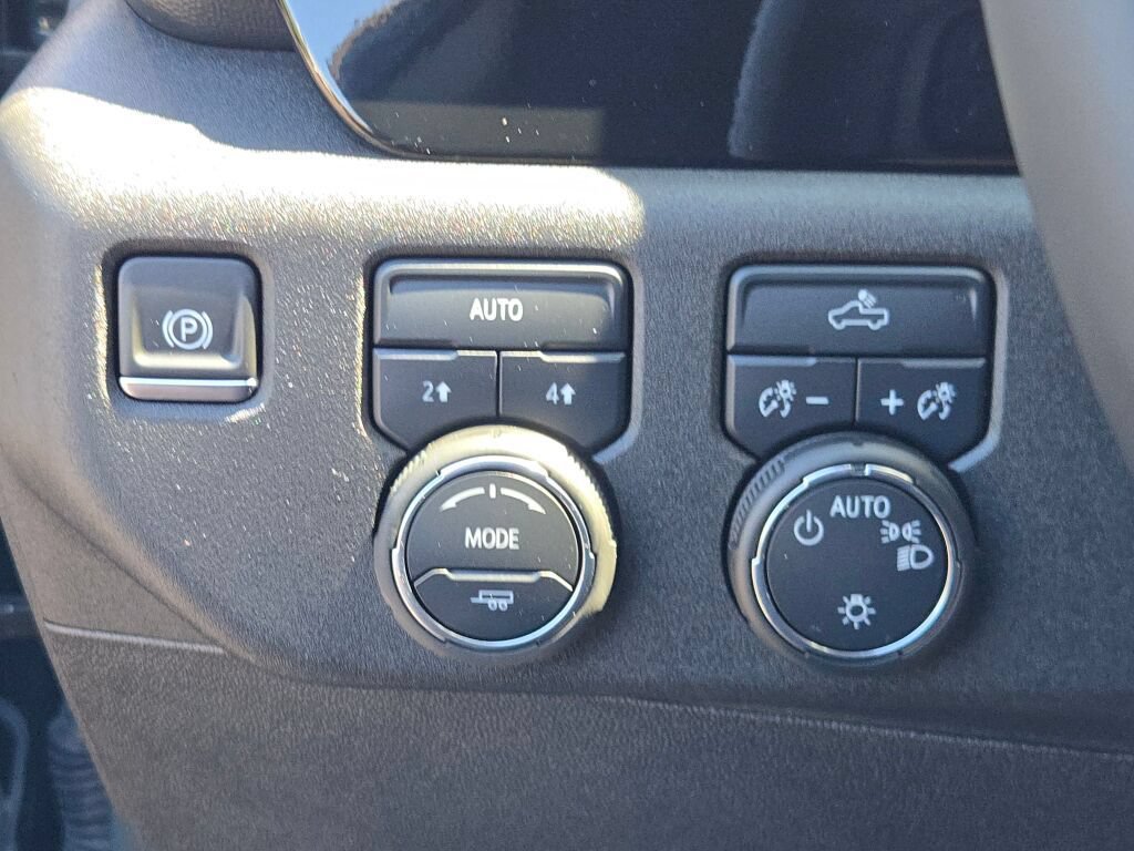 Certified 2025 Chevrolet Silverado 1500 LT AWD/4WD image 29
