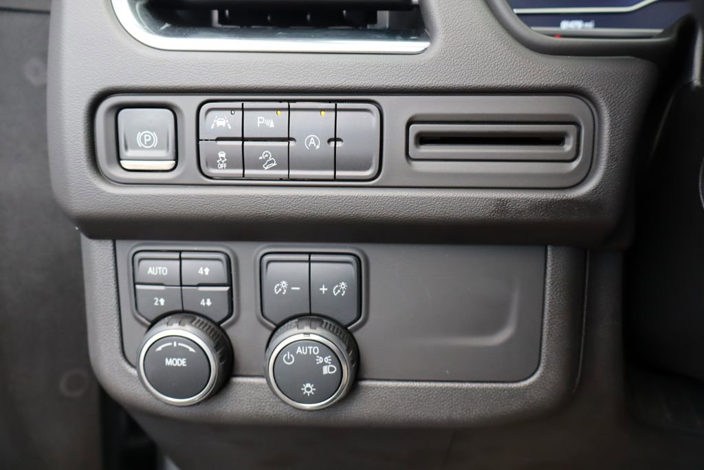Used 2023 Chevrolet Suburban Premier image 15