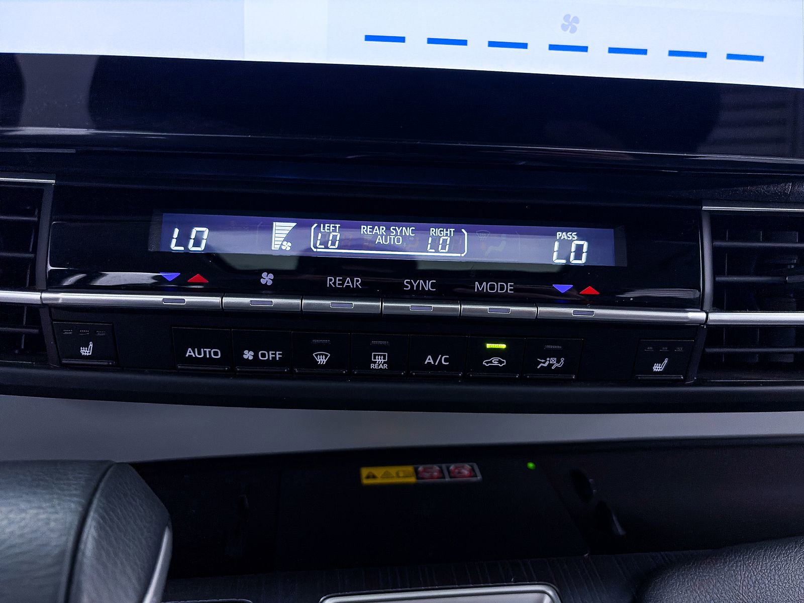 Used 2025 Toyota Sienna XLE FWD image 26