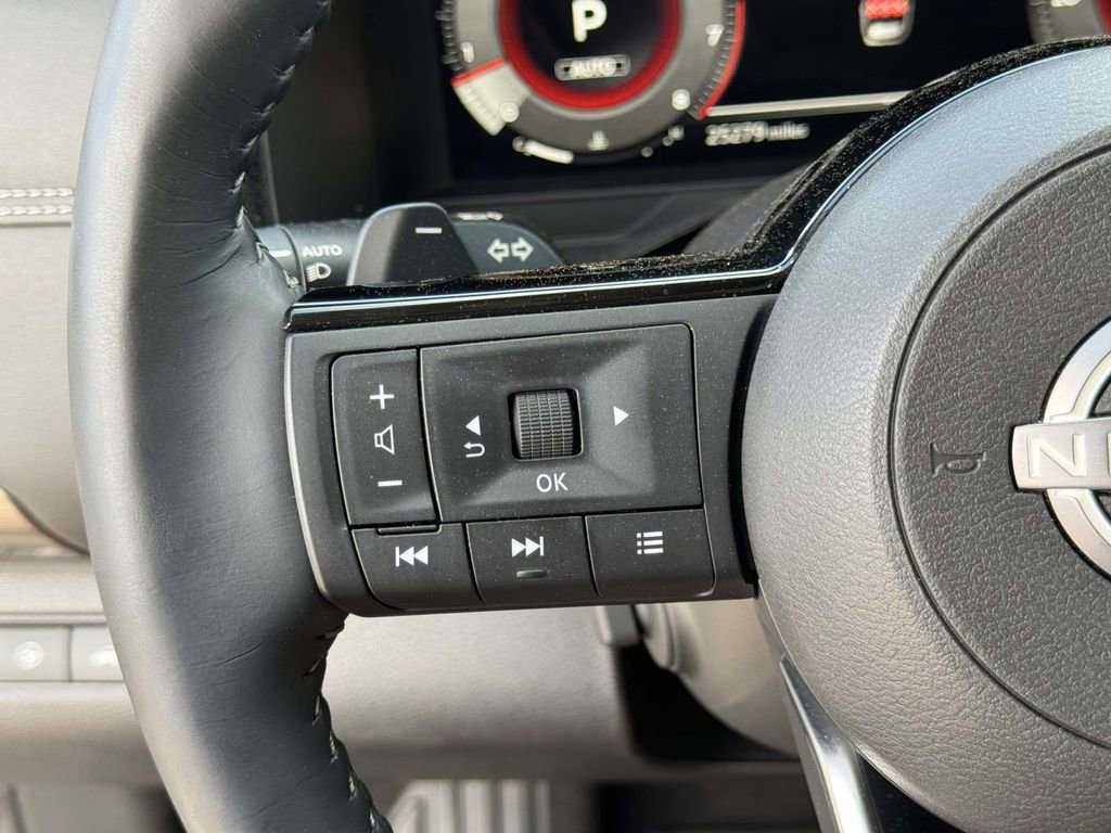 Used 2023 Nissan Pathfinder Platinum image 11