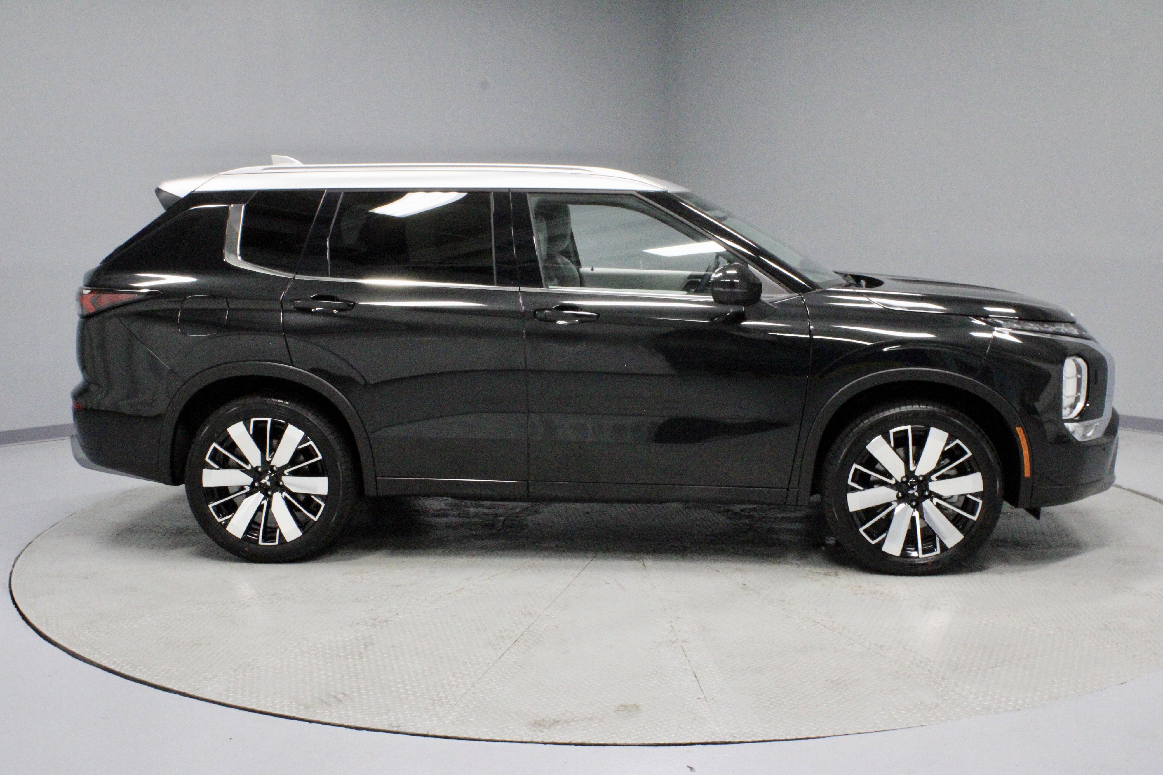 New 2025 Mitsubishi Outlander AWD image 9