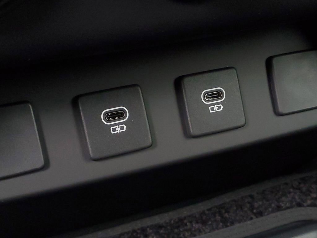 Used 2025 Land Rover Defender 130 X-Dynamic SE image 41