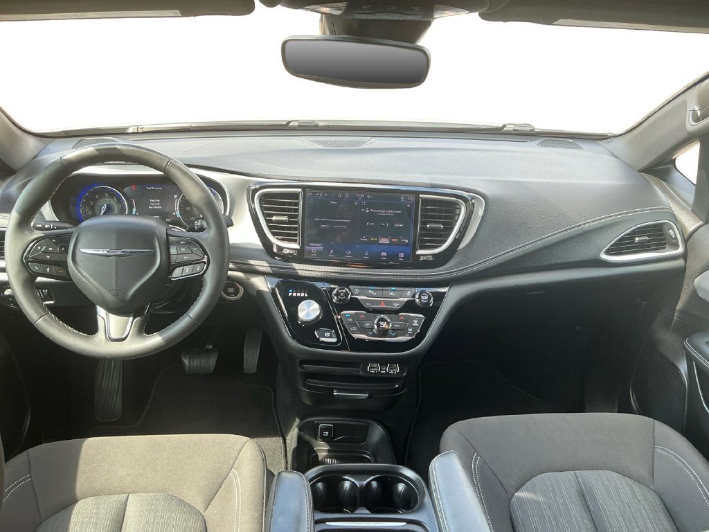 Used 2024 Chrysler Pacifica Touring FWD image 17