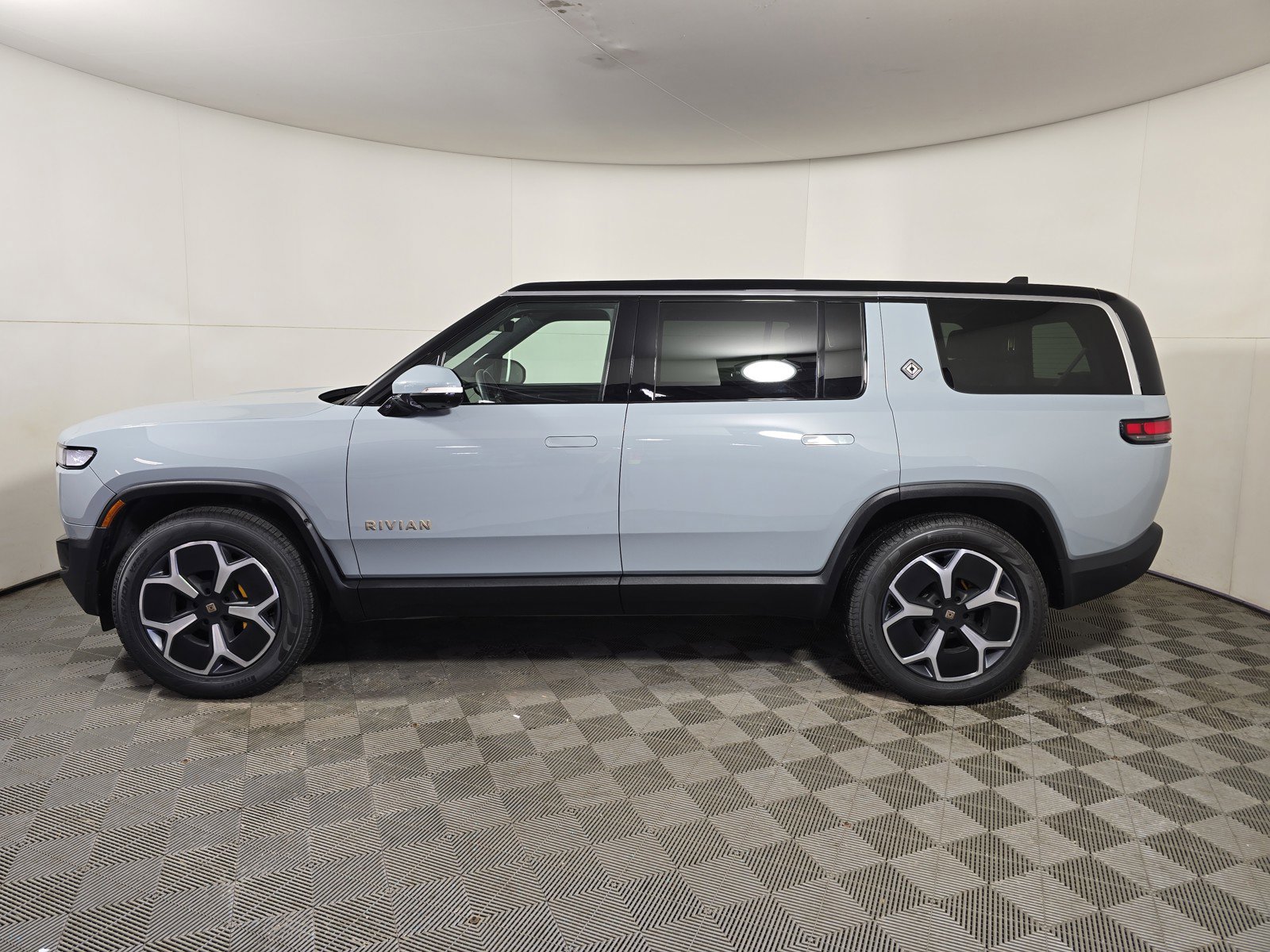 Used 2024 Rivian R1S Adventure AWD/4WD image 2