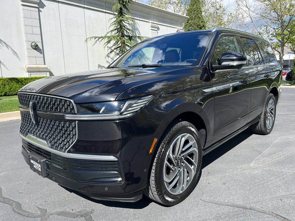 Used 2025 Lincoln Navigator Reserve image 3