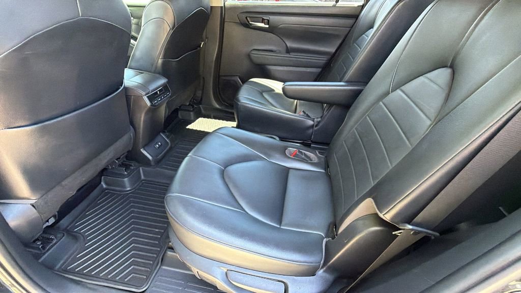 Used 2021 Toyota Highlander XLE FWD image 16