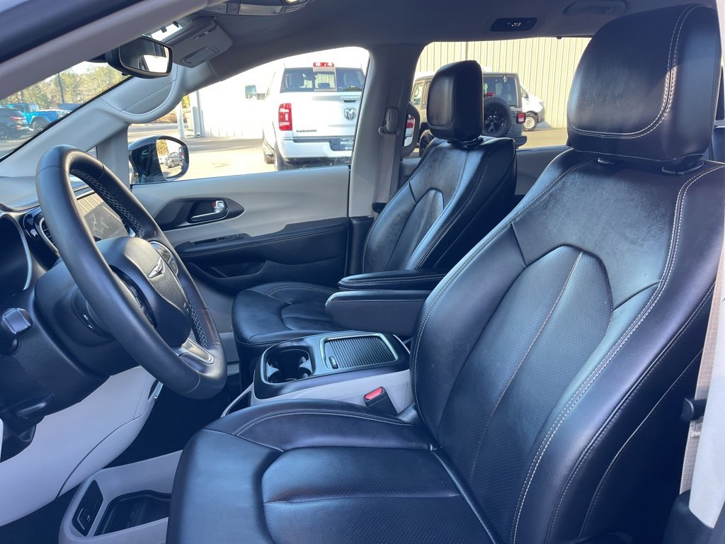 Used 2024 Chrysler Pacifica Touring-L image 19