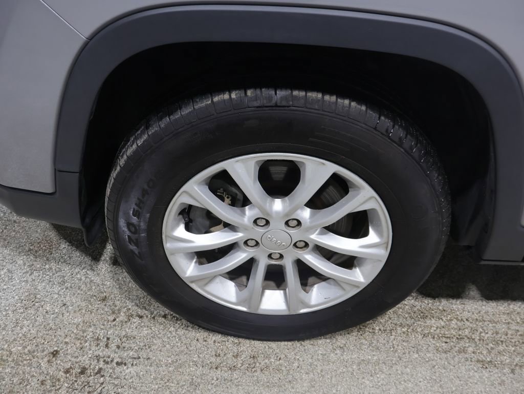 Used 2019 Jeep Cherokee Latitude w/ Popular Appearance Group image 9