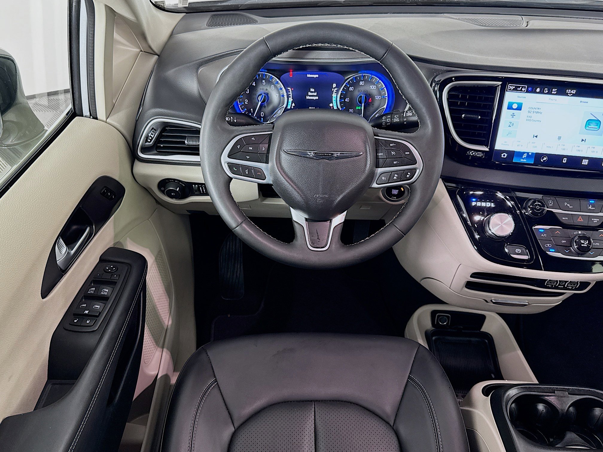 Used 2024 Chrysler Pacifica Touring-L FWD image 16