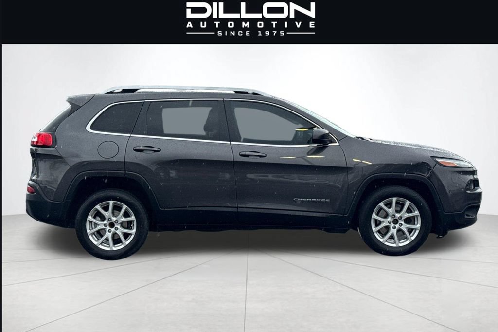 Used 2017 Jeep Cherokee Latitude FWD image 3