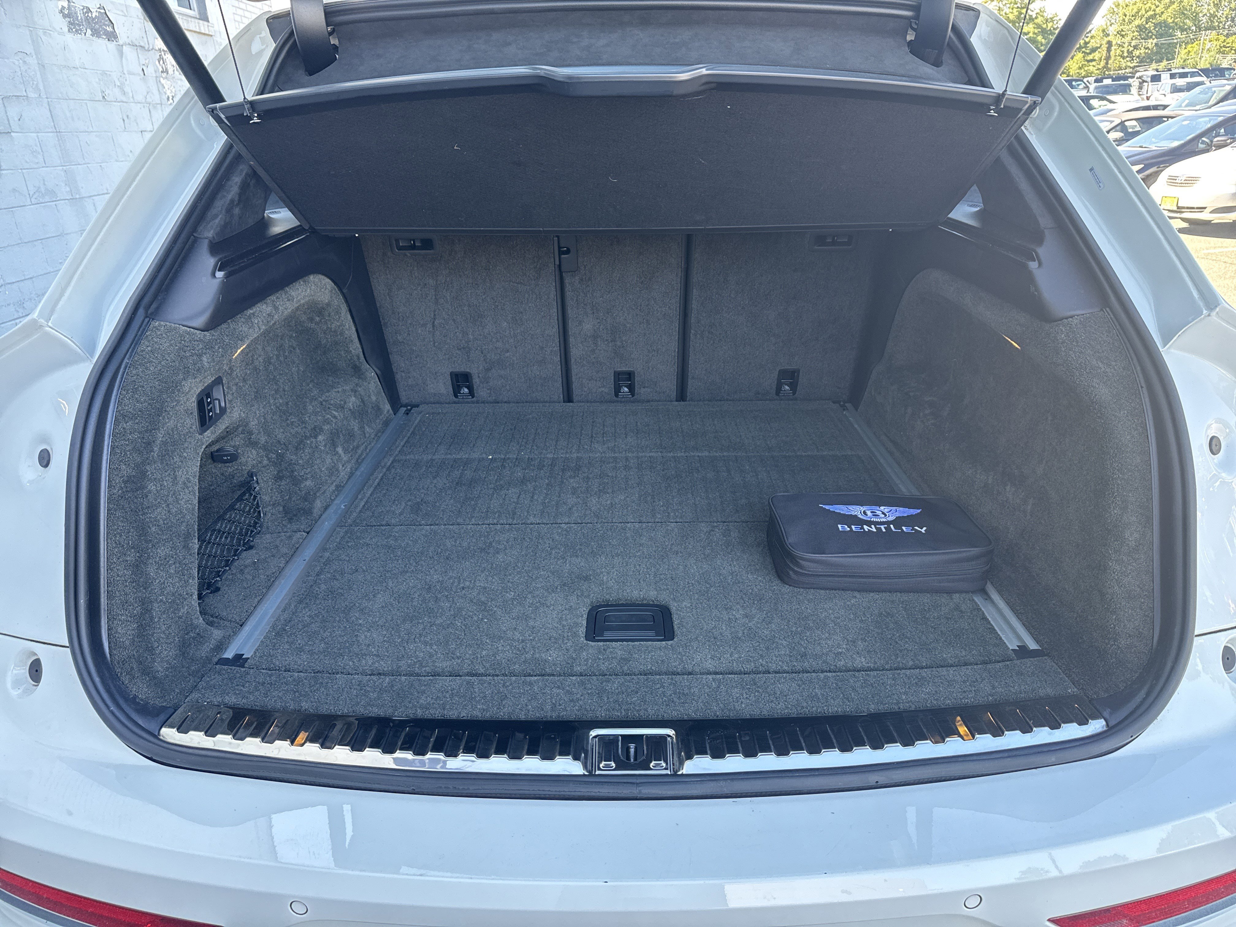 Used 2022 Bentley Bentayga image 28