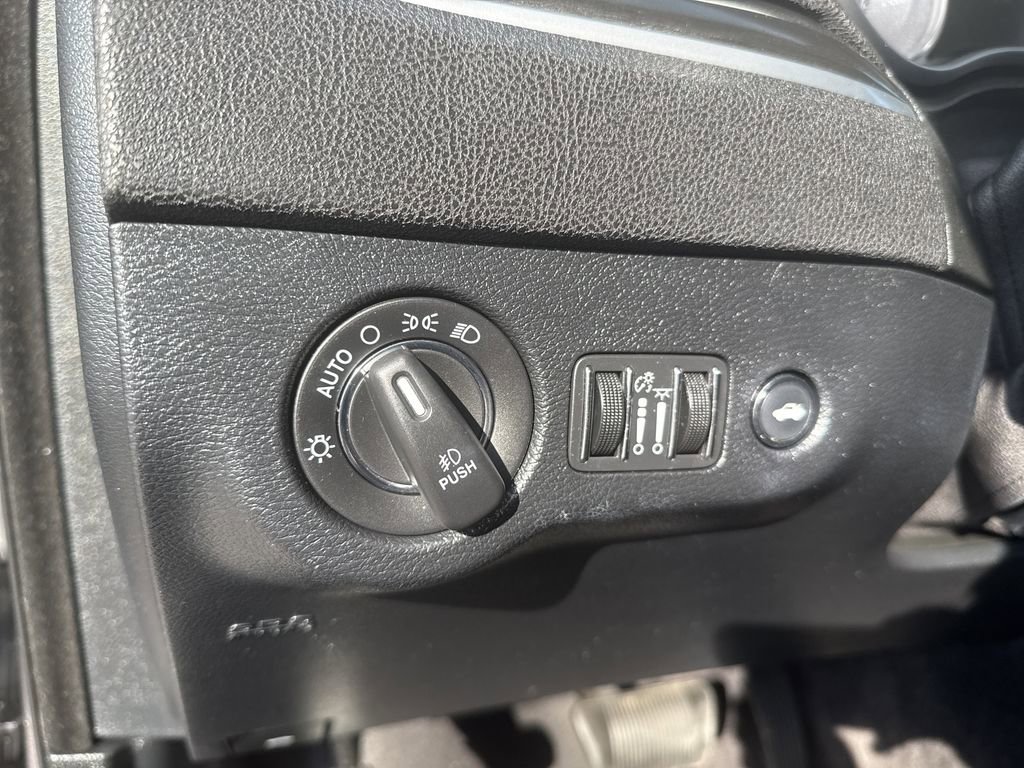 Used 2018 Chrysler 300 Touring L image 29