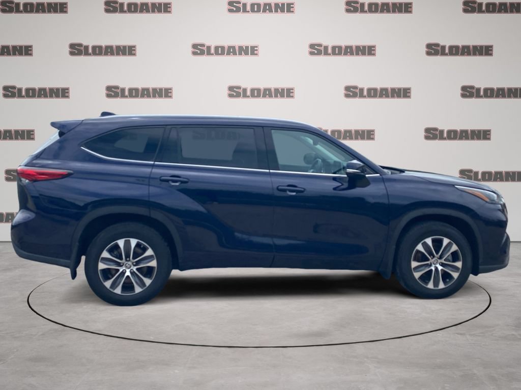 Used 2022 Toyota Highlander XLE AWD/4WD image 6