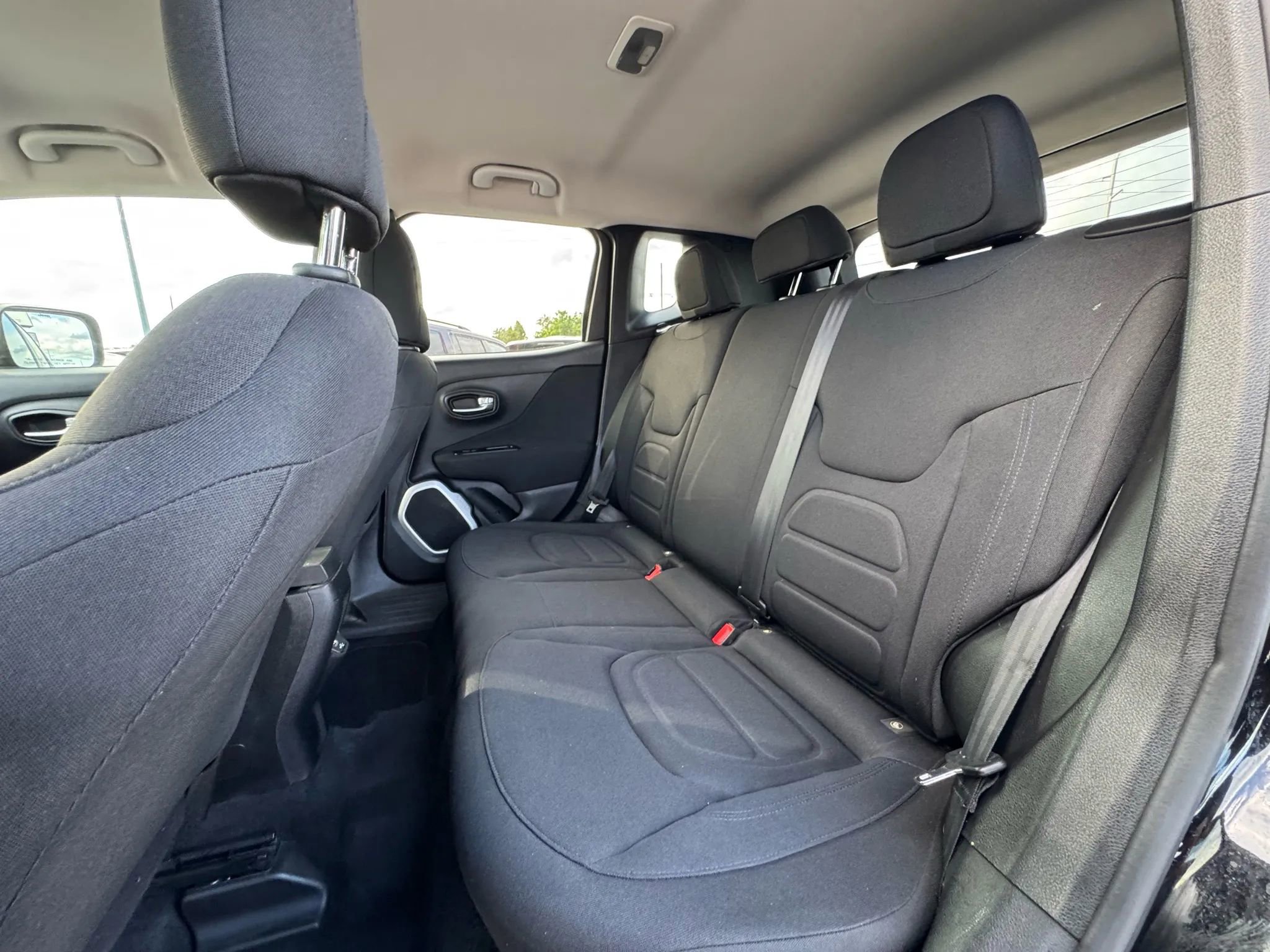 Used 2018 Jeep Renegade Latitude FWD image 16