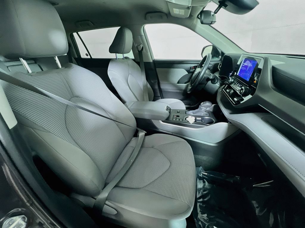 Used 2023 Toyota Highlander LE FWD image 25