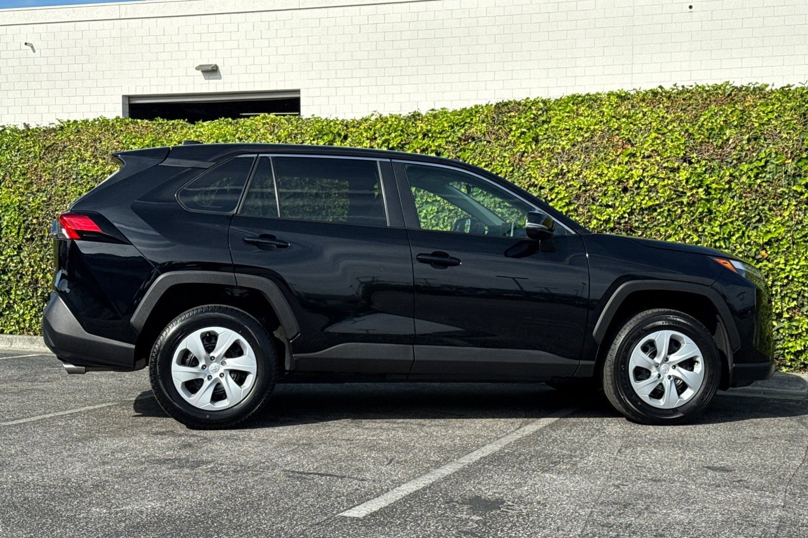 Used 2024 Toyota RAV4 LE video 3