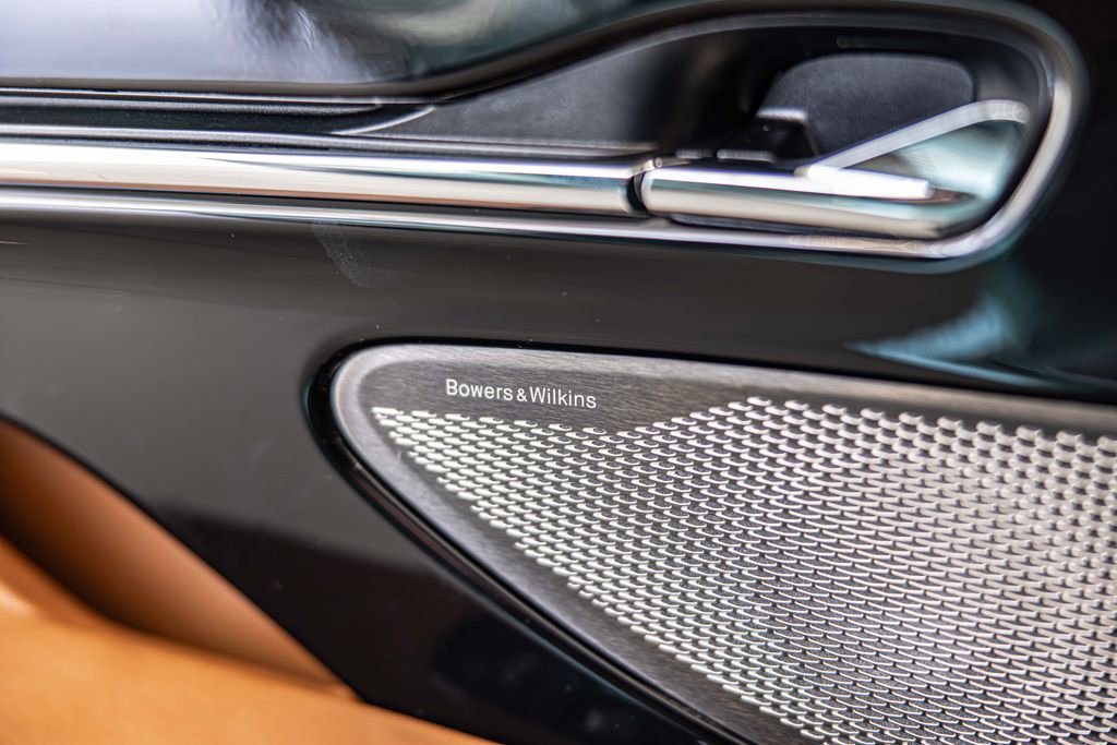 Used 2025 Aston Martin DB12 Convertible image 30