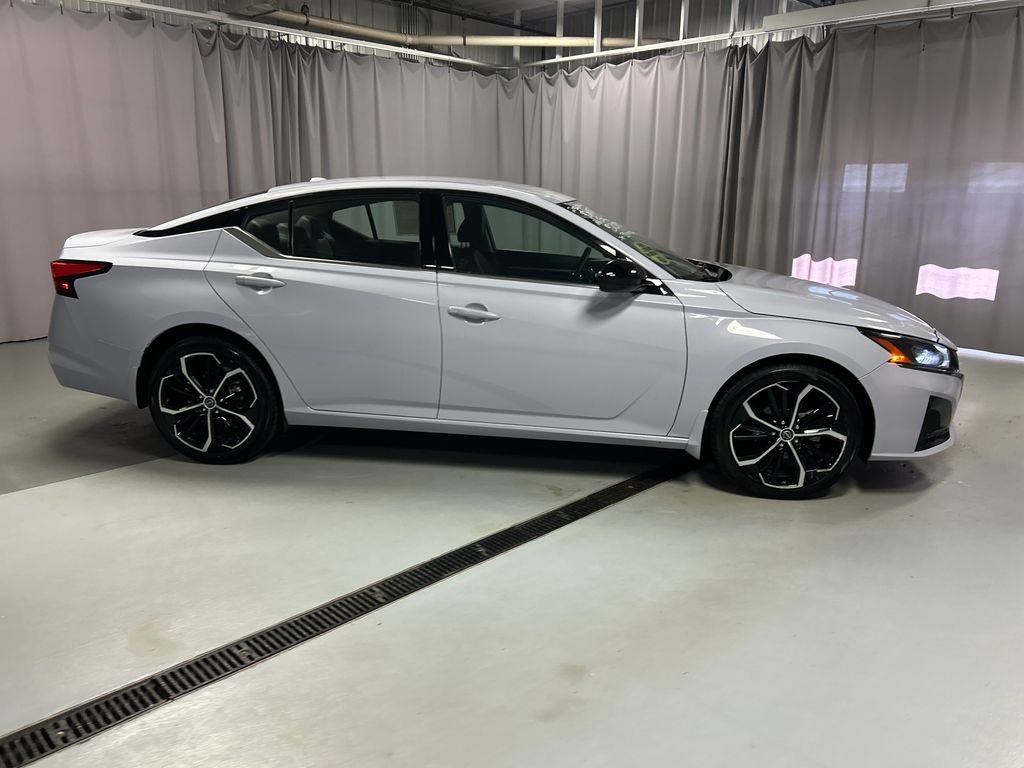 Used 2025 Nissan Altima 2.5 SR AWD/4WD image 8